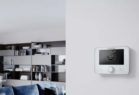 Además, incorpora conexión BusBridgeNet compatible con SensysHD, lo que facilita su integración en sistemas domóticos y su conexión con instalaciones de energía solar fotovoltaica. Esto permite aprovechar al máximo la energía generada en el hogar, incrementando aún más el ahorro energético.